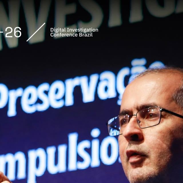 Palestrante no palco da DICB 2026