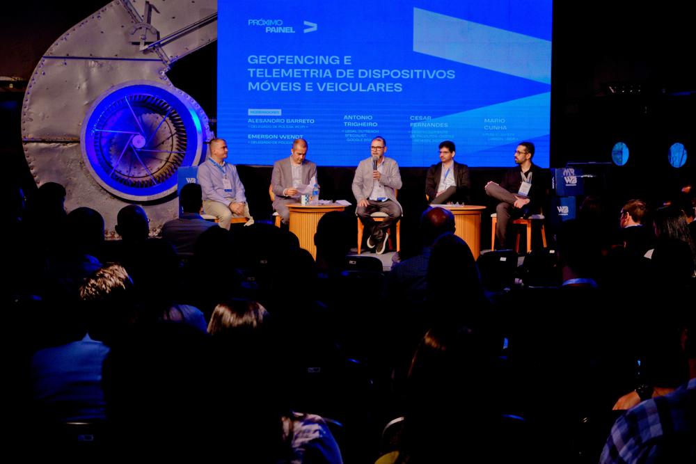 Painel sobre geofencing e telemetria no palco principal da DICB 2025
