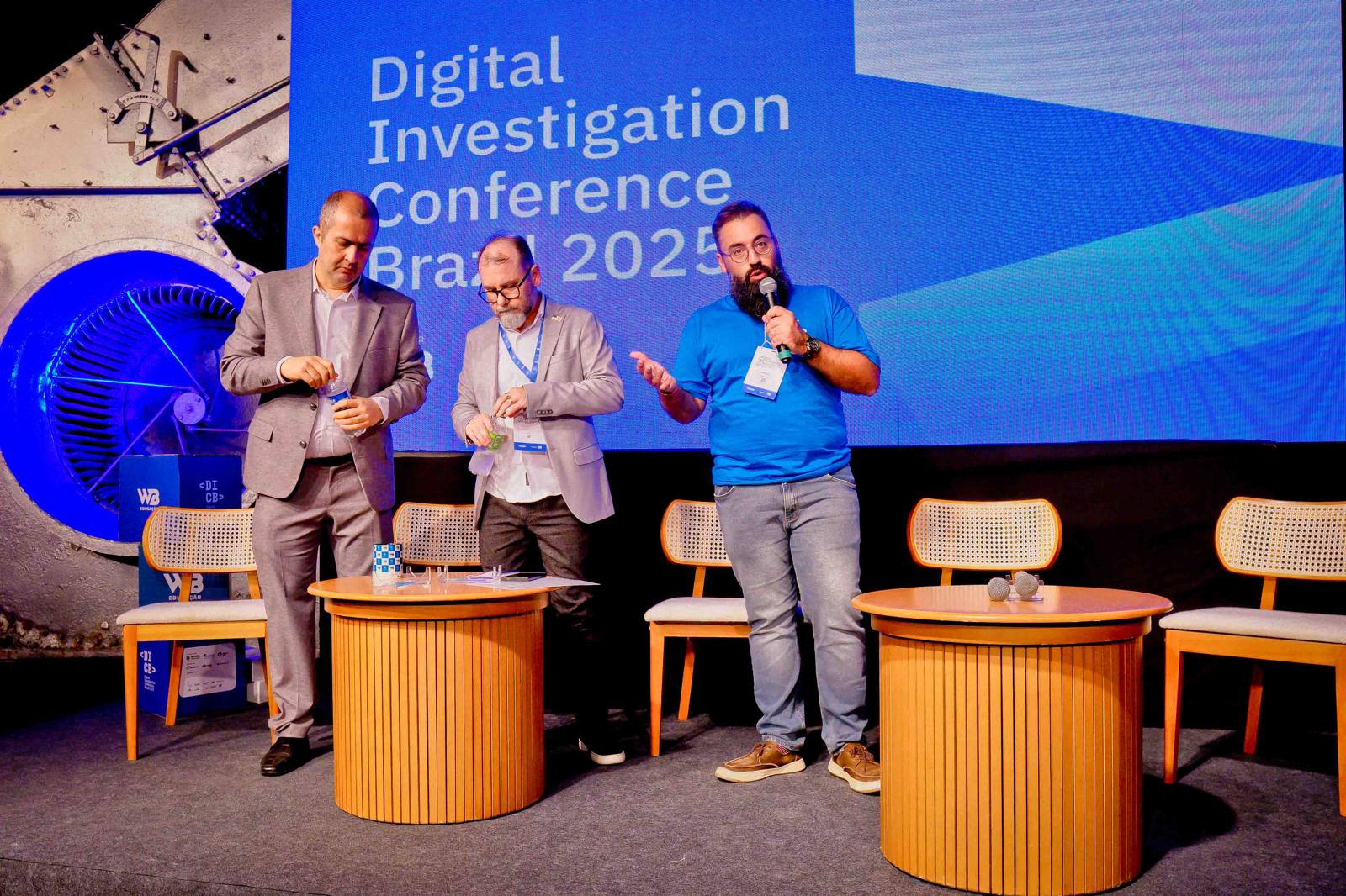Palco principal da DICB 2025 no Instituto Caldeira, com a marca do evento no telão